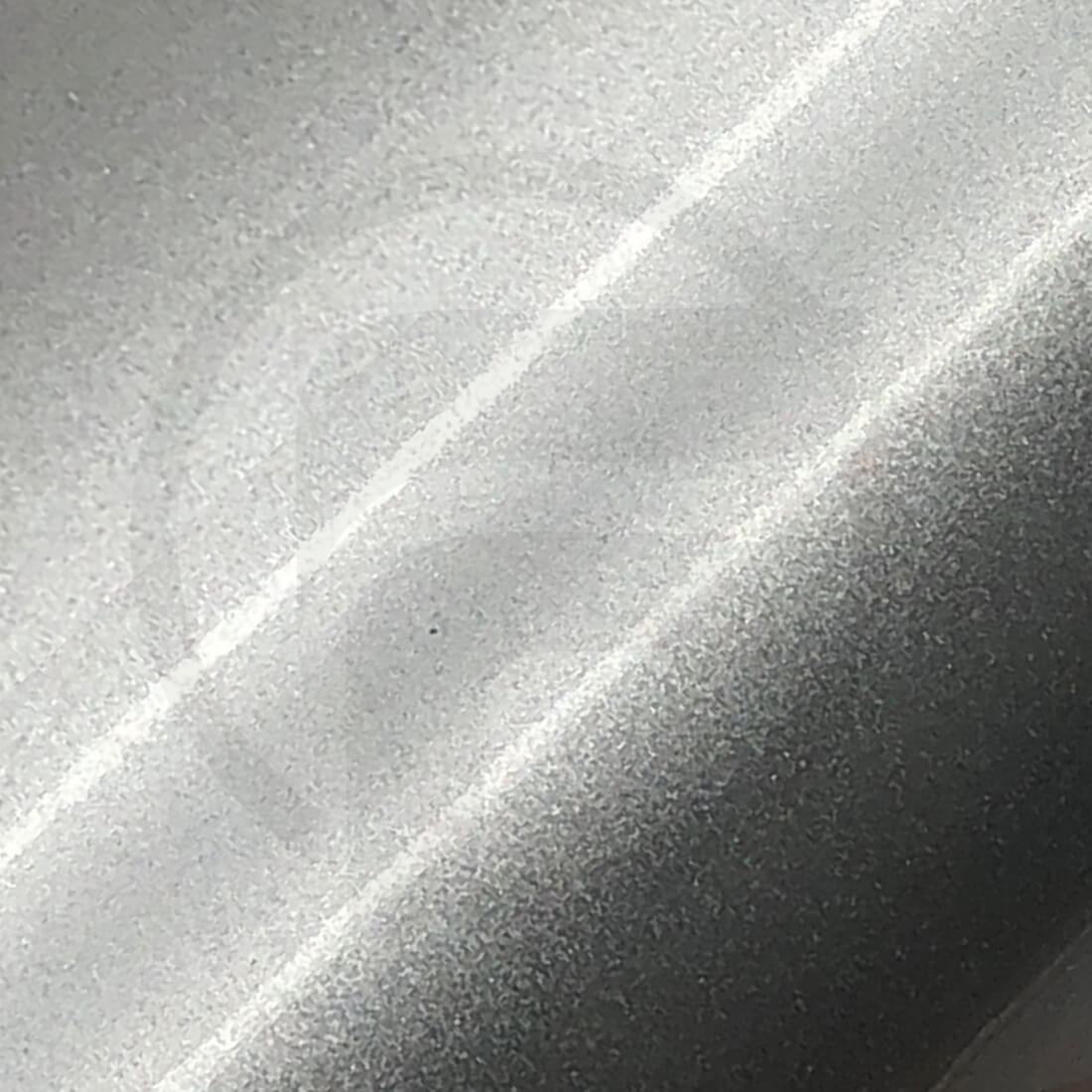 PP 100 Gloss: Weiße glänzende Folie mit permanenter grauer